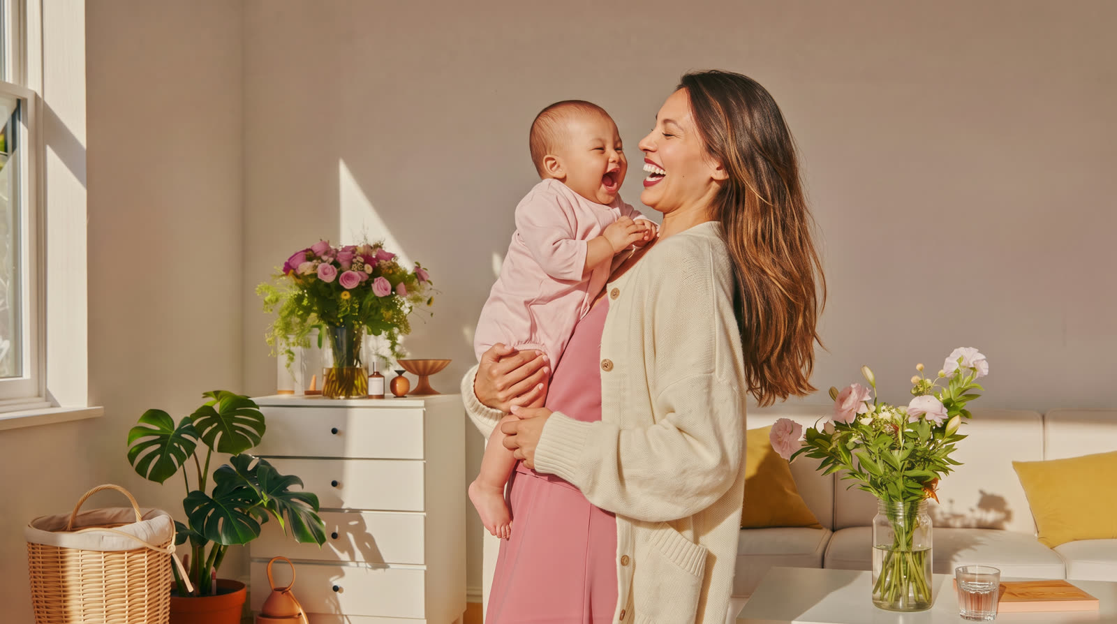 Une maman rayonnante qui rit avec son bébé